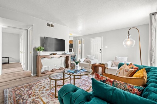 The Lively Getaway | Vibrant Colors + BBQ