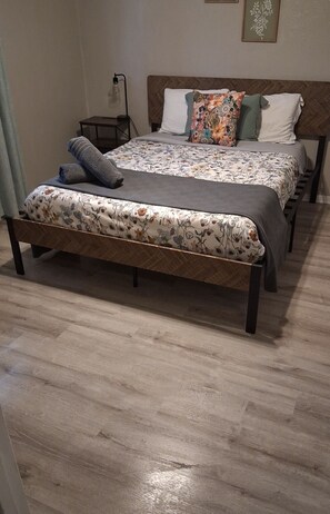 2 bedrooms, iron/ironing board, WiFi, bed sheets - *Colorful Cozy Escape w/ Grill (Garland)