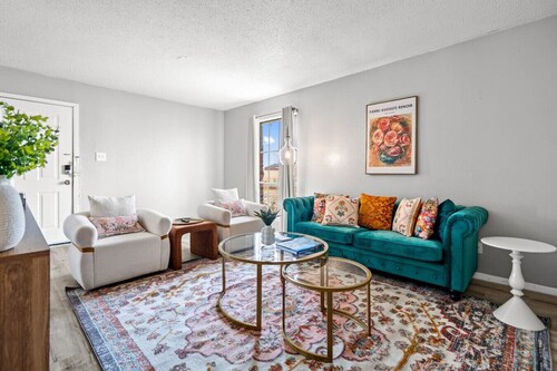 *Colorful Cozy Escape w/ Grill