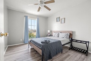 2 chambres, fer et planche à repasser, Wi-Fi, draps fournis