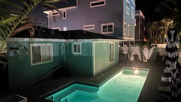 Una piscina al aire libre, una piscina climatizada