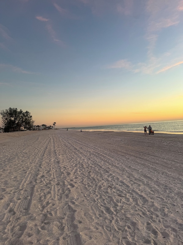 Beach nearby, sun-loungers, beach towels - PRIVATE HEATED POOL-1 story-2 blocks to BEACH-Tropical Courtyard-"St. Maarten" (Bradenton Beach)