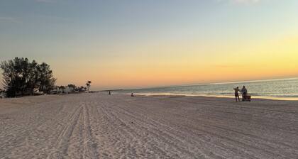 PRIVATE HEATED POOL-1 story-2 blocks to BEACH-Tropical Courtyard-"St. Maarten"