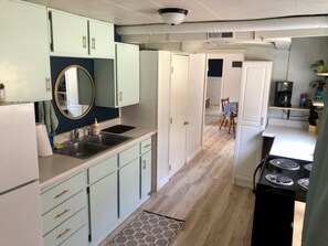 Kjøleskap, mikrobølgeovn, ovn og kokeplater