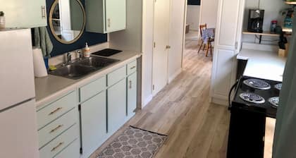 Centrally located Black Hills Charming apartment in Rapid City with WiFi