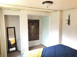 2 bedrooms, travel crib, free WiFi, bed sheets