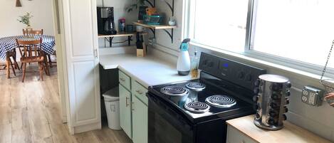 Kjøleskap, mikrobølgeovn, ovn og kokeplater