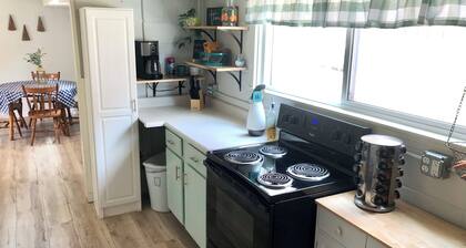Centrally located Black Hills Charming apartment in Rapid City with WiFi