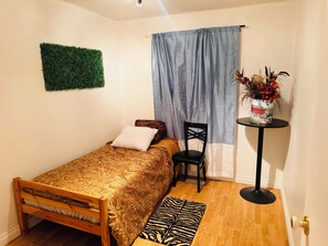 4 bedrooms, WiFi, bed sheets - Neon Lights Staycation. 4 BDR, Jacuzzi, VIP Lounge, 2 Living Rooms. (Edmonton)