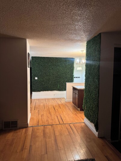 Neon Lights Staycation. 4 BDR, Jacuzzi, VIP Lounge, 2 Living Rooms.