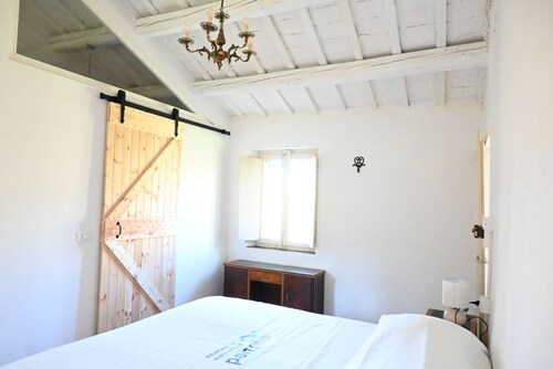 SE143 - Senigallia, farmhouse surrounded by green hills