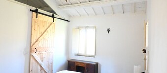 SE143 - Senigallia, farmhouse surrounded by green hills