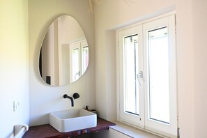 Regadera, bidet, toallas 