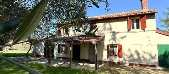 SE143 - Senigallia, farmhouse surrounded by green hills