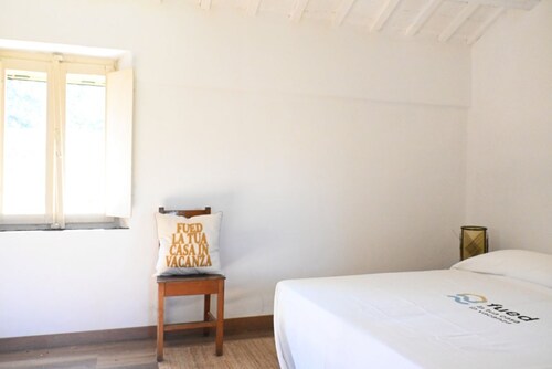 SE143 - Senigallia, farmhouse surrounded by green hills