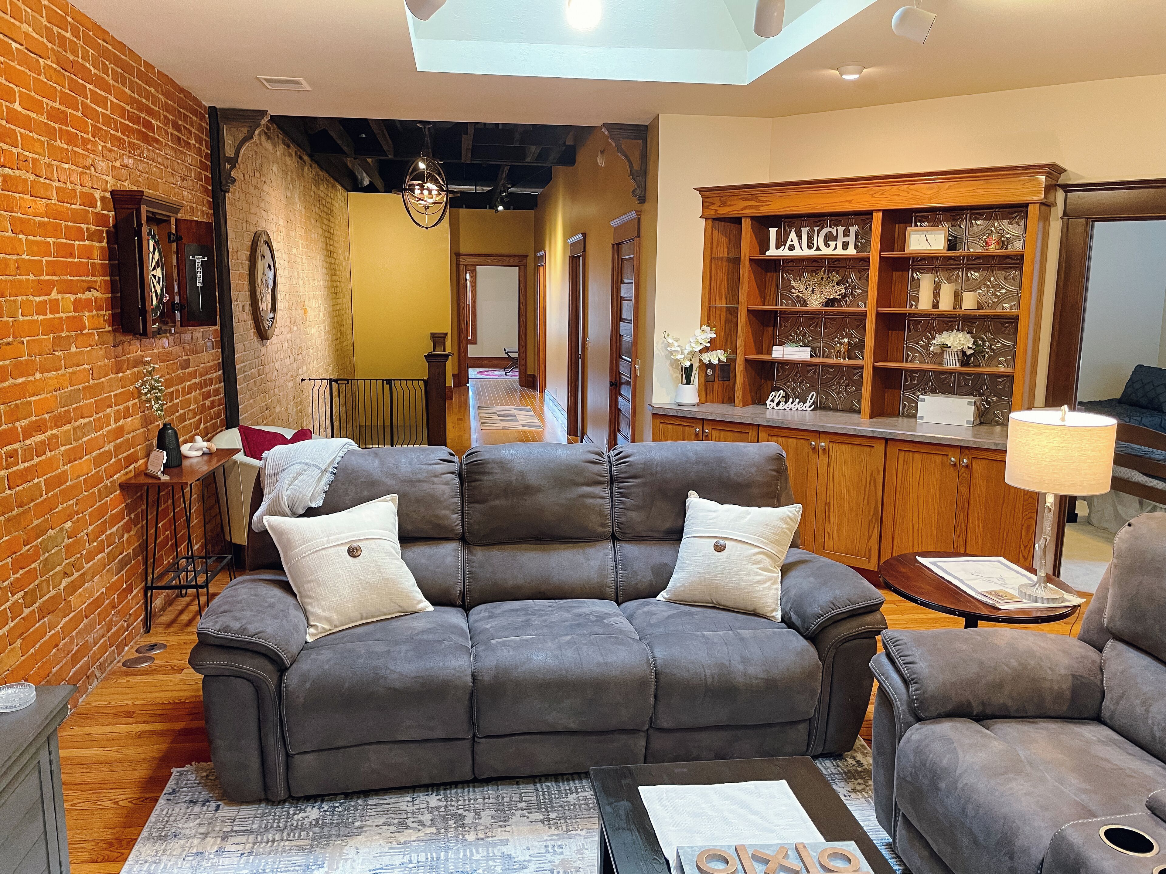 Smart TV, chimenea, reproductor de DVD y libros 