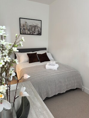 1 quarto, escrivaninha, ferros/tábuas de passar roupa, Wi-Fi