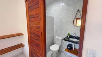 Een douche, handdoeken, toiletpapier