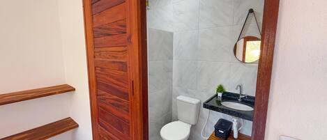 Douche, serviettes fournies, papier de toilette