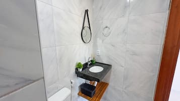 Een douche, handdoeken, toiletpapier