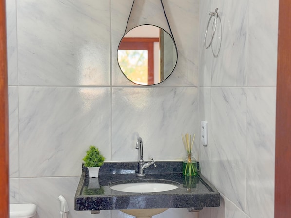 Douche, serviettes fournies, papier toilette