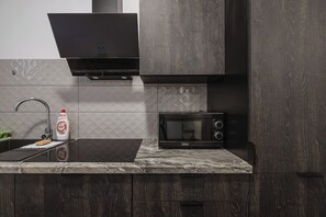 Kühlschrank, Mikrowelle, Ofen, Herdplatte