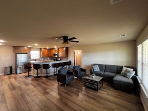 Smart TV - Cozy 3BR Home in Poolville / AC + Fast WiFi / Relaxing Escape (Poolville)