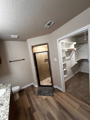 Hair dryer, towels, soap, shampoo - Cozy 3BR Home in Poolville / AC + Fast WiFi / Relaxing Escape (Poolville)