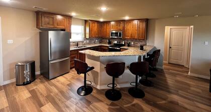 Cozy 3BR Home in Poolville / AC + Fast WiFi / Relaxing Escape