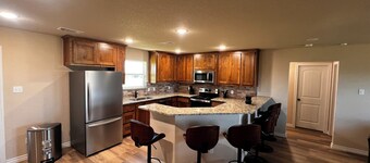 Cozy 3BR Home in Poolville / AC + Fast WiFi / Relaxing Escape