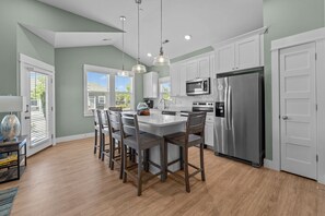 Geladeira, micro-ondas, fogão, cafeteira/chaleira