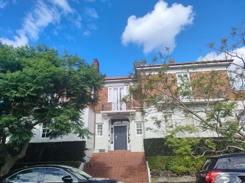 公寓里的四张双人床和两张沙发床