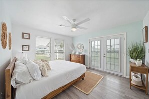 4 habitaciones, escritorio y tabla de planchar con plancha