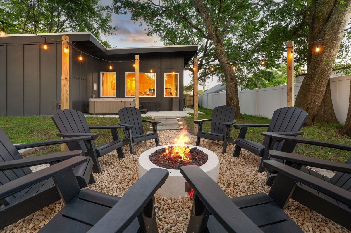 New! The Salty Palm:Dog Friendly Hot Tub Fire-pit 1 mile DTWN