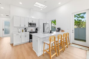 Kjøleskap, mikrobølgeovn, ovn og kokeplater