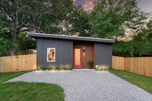 Exterior - New! The Salty Palm:Dog Friendly Hot Tub Fire-pit 1 mile DTWN (St. Augustine)