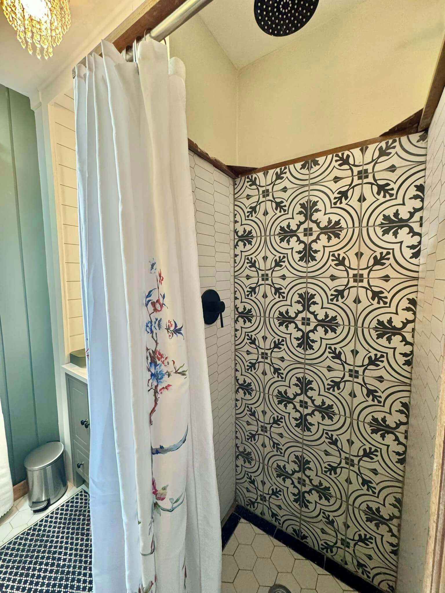 Douche, sèche-cheveux, serviettes fournies, savon