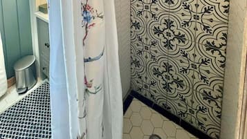 Douche, sĂšche-cheveux, serviettes fournies, savon