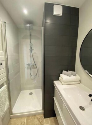 Séchoir à cheveux, serviettes fournies, savon, papier de toilette