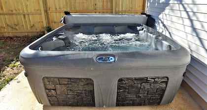 Overlook - Private Hot Tub! King bed in Ranch Home