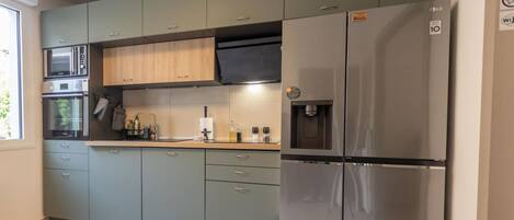 Mikrowelle, Ofen, GeschirrspĂŒler, Hochstuhl