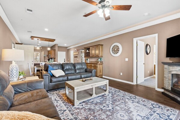 Smart TV, fireplace