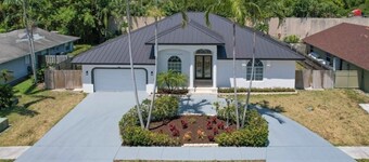 Modern Beach House w/ Heated Pool + Grill –5 Mins to Delray Beach & Atlantic Ave