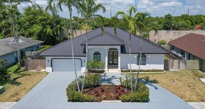 Modern Beach House w/ Heated Pool + Grill –5 Mins to Delray Beach & Atlantic Ave