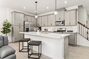 Kühlschrank, Mikrowelle, Ofen, Herdplatte