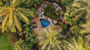 A circular pool surrounded by tropical plants and rocks. - Bright & Spacious 2br/2ba Villa-Ko'Olina Resort (Kapolei)