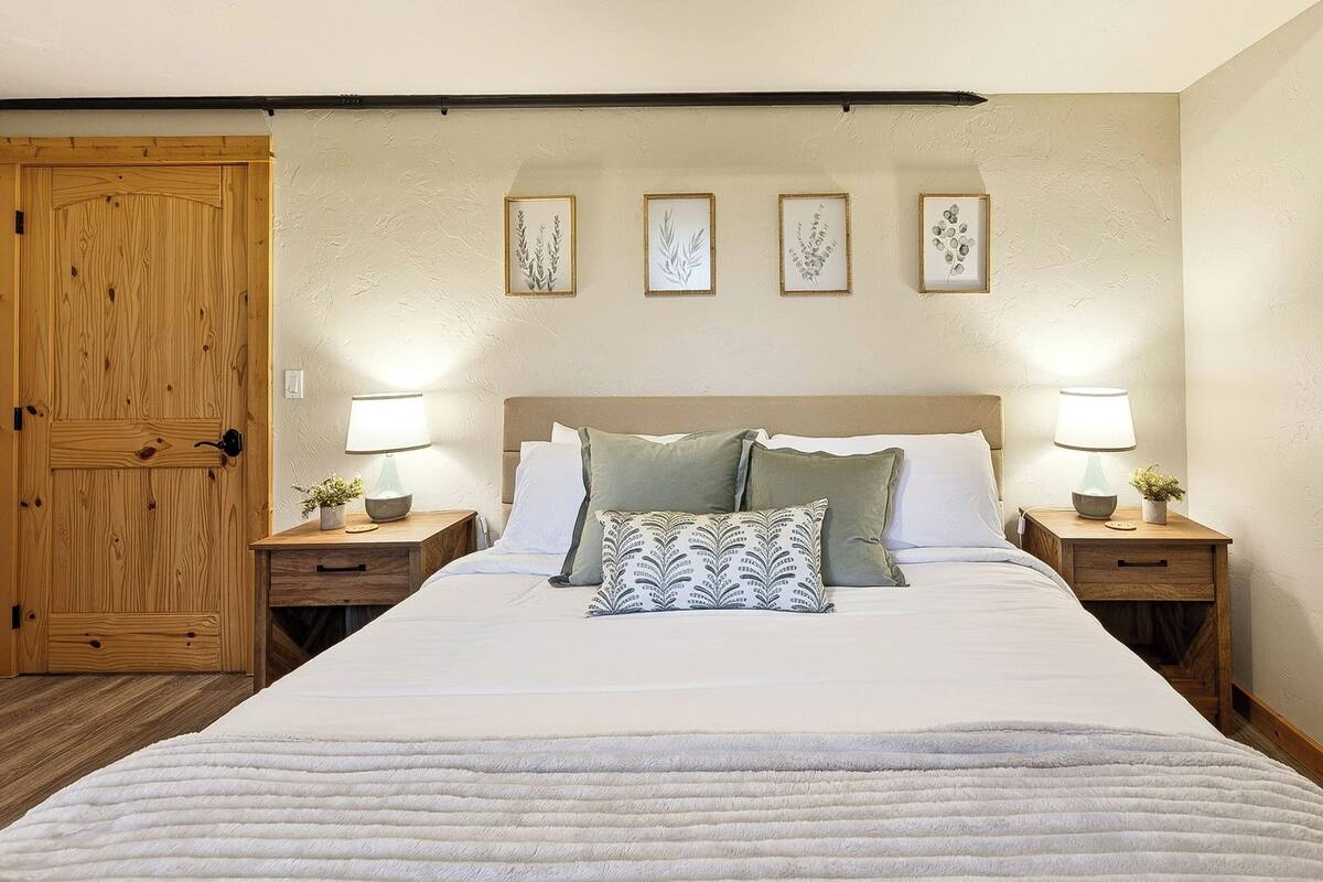 Deluxe Double Room, Garden View | Pillowtop beds, free WiFi