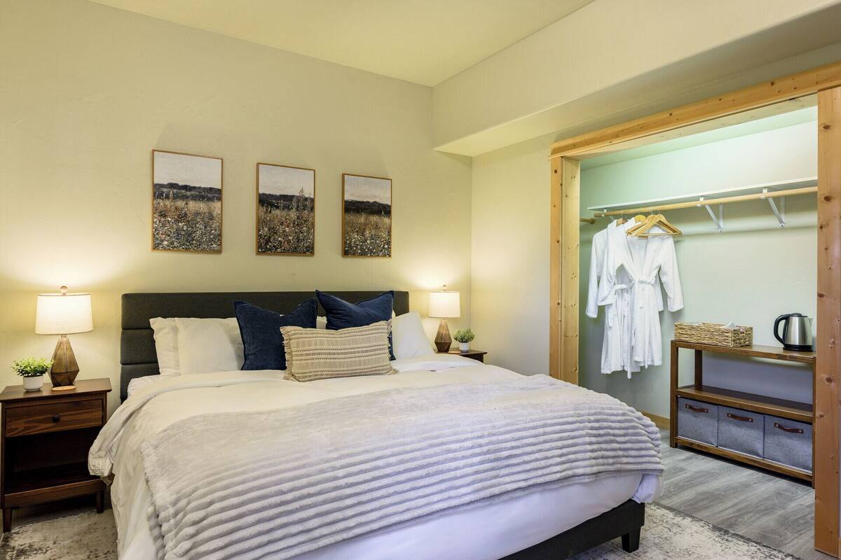 Premier Double Room, Garden View | Pillowtop beds, free WiFi