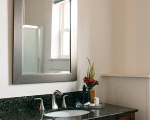 Quarto casal standard, vista para o parque | Banheiro | Secador de cabelo, toalhas de banho, sabonete, shampoo