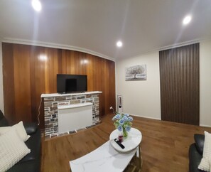 Smart TV - Quite and Friendly House (Noble Park)